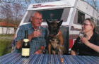 Markus und Beatrice stossen in Grichenland mit unserem Apfelchampagner auf den Pedro Wurf an.